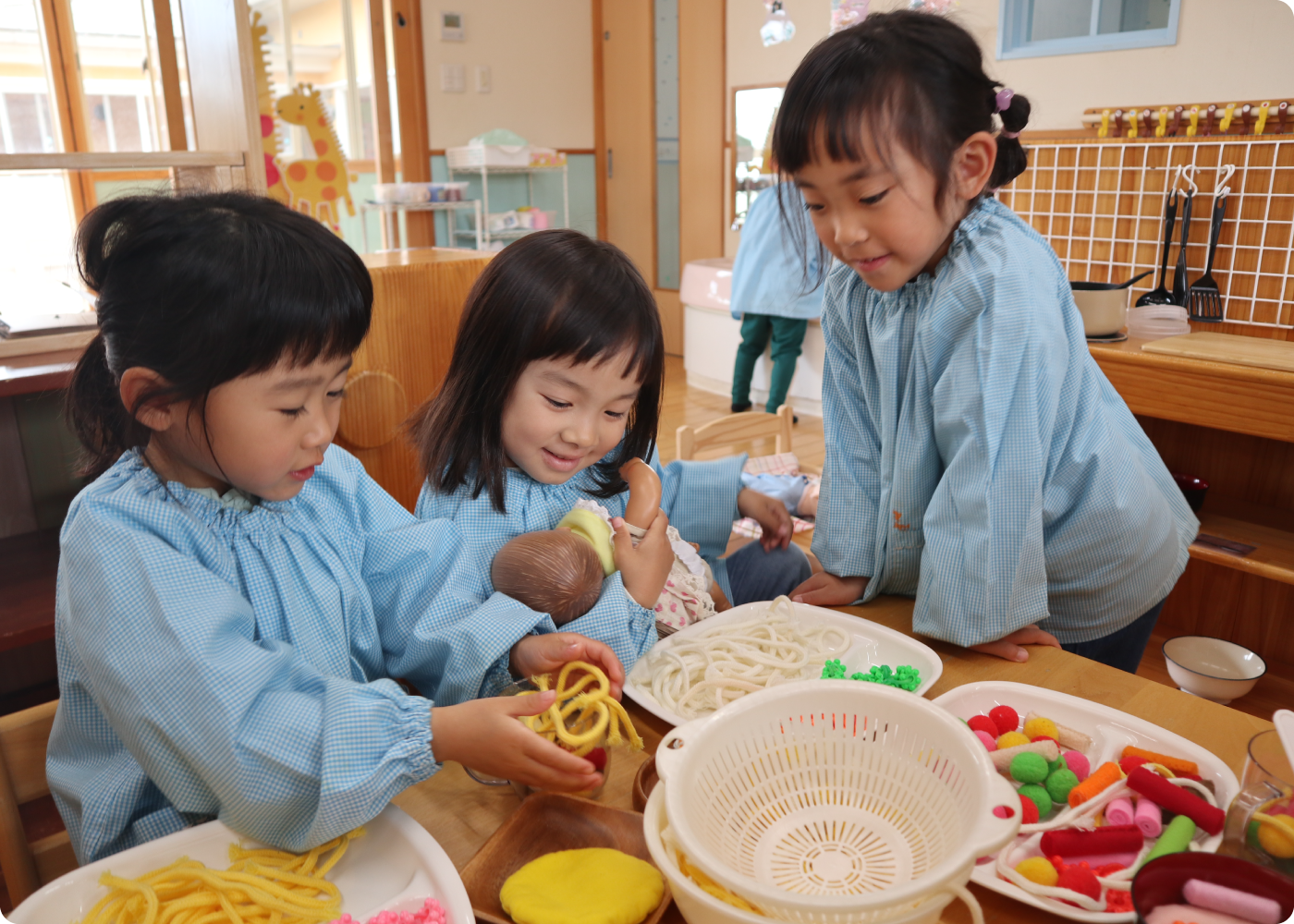 おままごとをする子ども