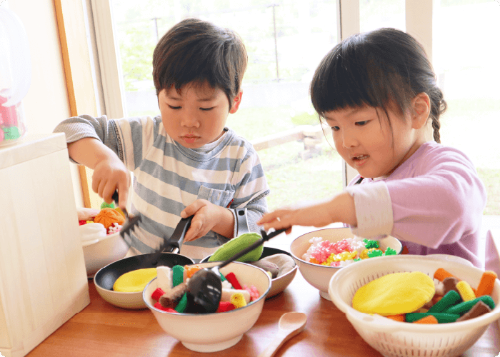 おままごとをする子ども