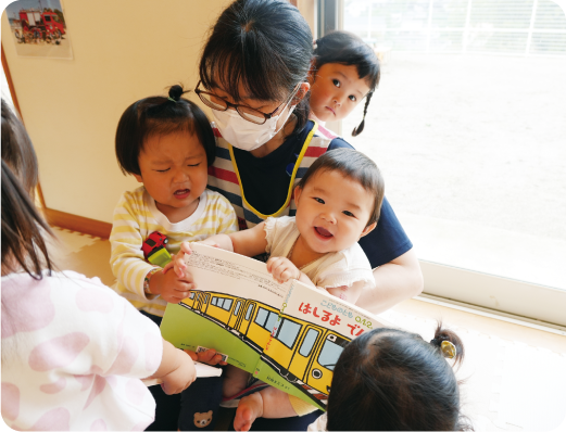 絵本の読み聞かせ写真