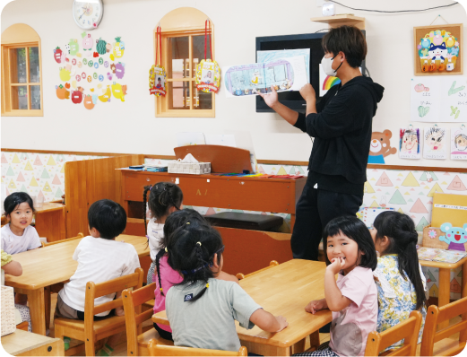 絵本の読み聞かせ写真