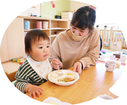 月齢にあった離乳食をたべる写真